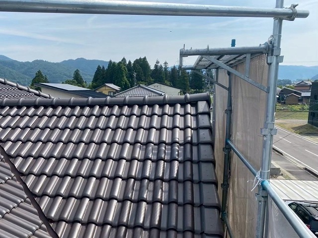 日進市で大きな瓦ズレが生じた住宅屋根の棟瓦、袖瓦取り直し工事ビフォーアフター