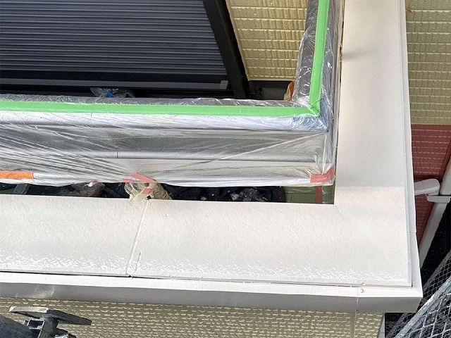 日進市の積水ハウスアパートで退色が進んだバルコニーの笠木や帯板への塗装工程