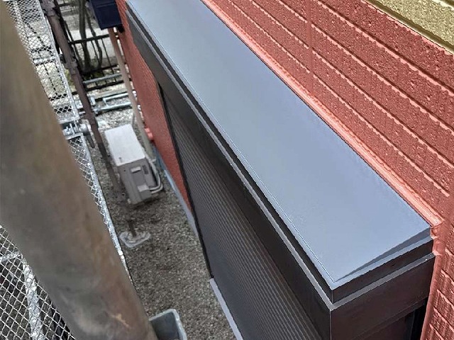 日進市のアパートで劣化でチョーキングが目立つシャッターボックスへの塗装