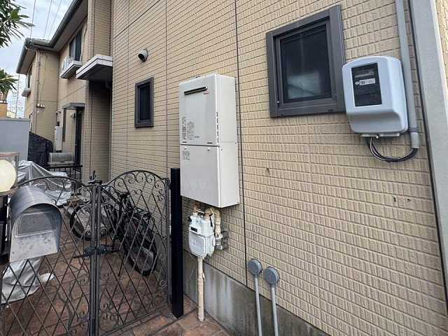 日進市のアパート建物にてひび割れが起こりやすいコンクリート基礎巾木への塗装