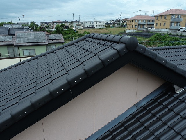 名古屋市名東区にて袖瓦取り直し工事、既存袖瓦取り外しと鳥の巣の撤去