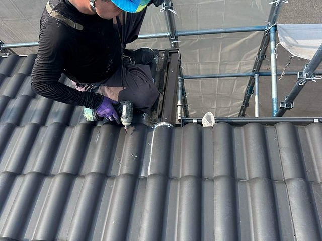 名古屋市名東区で雨水の影響で傷んだ袖瓦の木下地への水切り板金取り付け工程