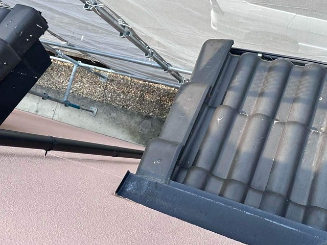 名古屋市名東区の住宅屋根袖瓦取り直し、袖瓦の復旧とコーキング処理による仕上げ工程