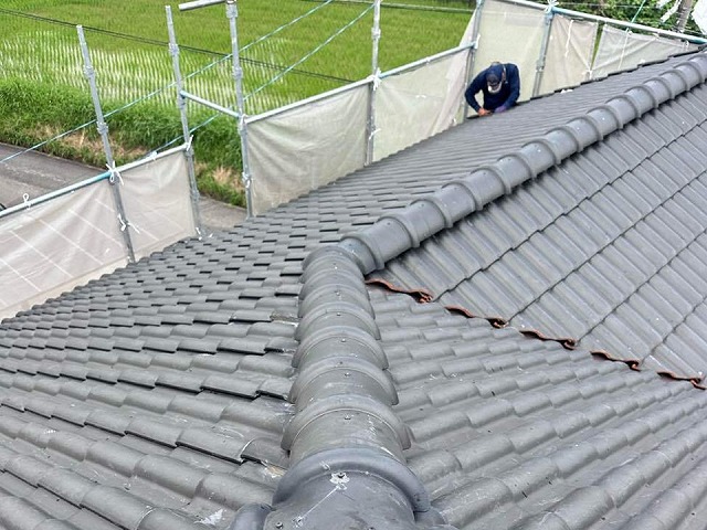 名古屋市名東区にて漆喰の劣化にともなう住宅屋根の棟瓦取り直し工事の施工状況