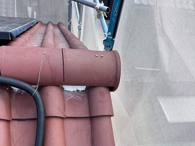 名古屋市港区のモニエル瓦屋根の棟瓦取り直し、取り外していた冠瓦の再設置工程