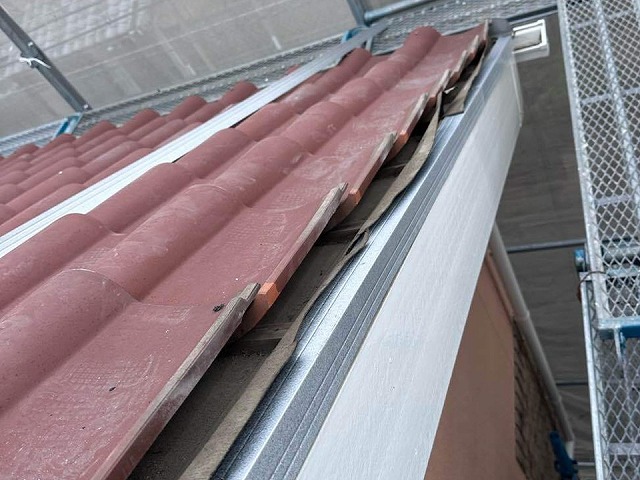 名古屋市港区にて劣化で黒ずんでいたケラバの木下地に対するL型鋼板の取り付け補強