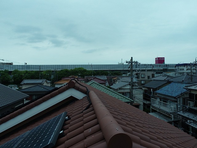 名古屋市港区の住宅屋根の鳥の巣対策、鳥害を放置するリスクや防鳥ネット設置など