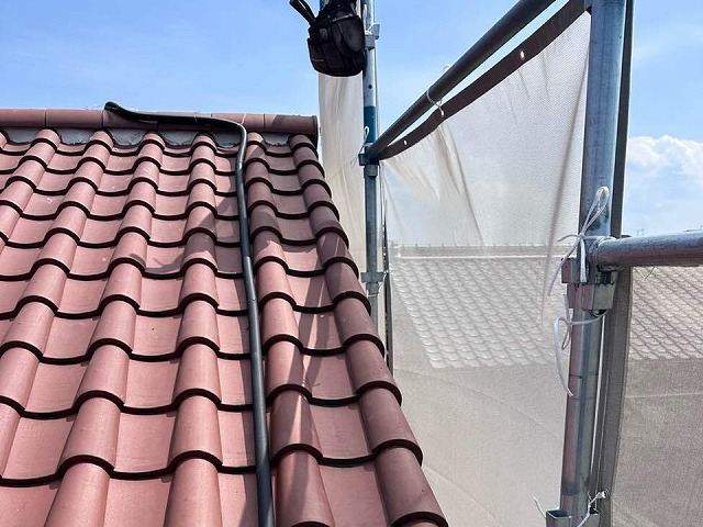 住宅屋根の袖瓦取り直しメンテナンスが完成した状況