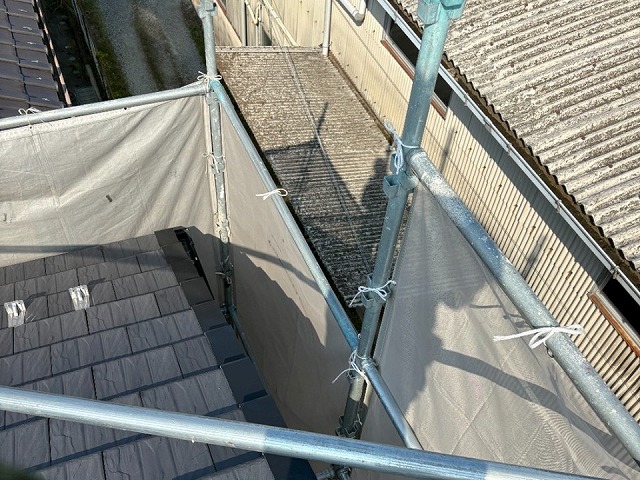 愛西市で住宅屋根改修工事、既存ケラバ板金撤去と木下地への水切り部材取り付け補強