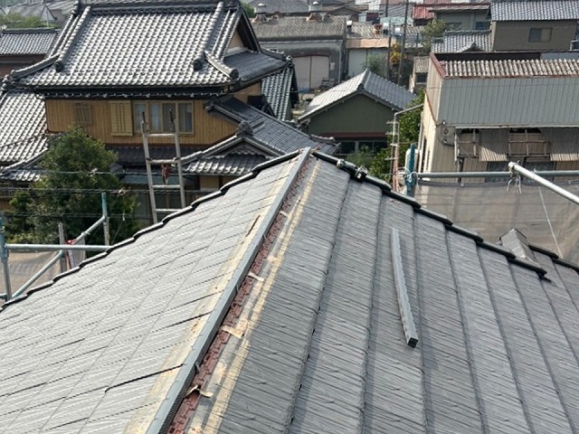 愛西市で屋根棟板金改修工事、棟瓦の下地となる補強金物および樹脂垂木の取り付け