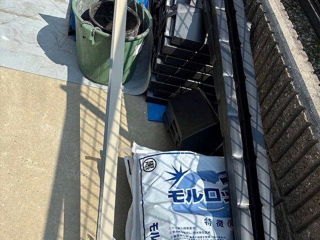 愛西市にて高機能な漆喰材（モルロック）を用いた湿式工法による棟瓦の土台部構築