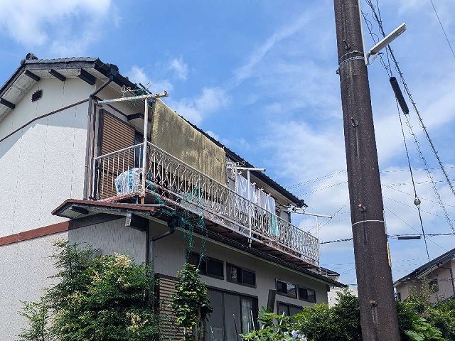 日進市でベランダ下の霜屋根の雨漏り調査、カラーベストに著しいダメージを確認