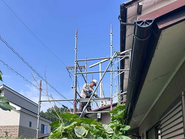 日進市にて下屋根で起こっていた雨漏りの修理、激しく傷んだ鉄製ベランダの撤去から