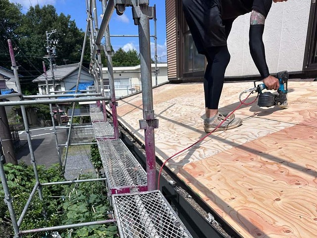 雨漏り修理のための屋根葺き替え工事の野地板増し張り工程