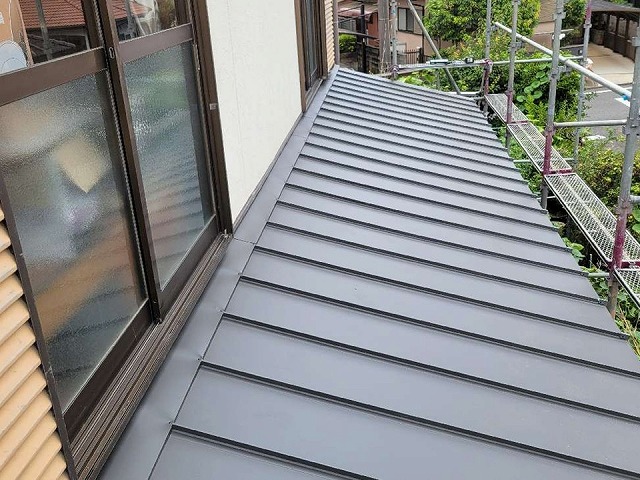 日進市の金属屋根による下屋根葺き替え工事、雨漏り対策に効果が高い立平葺きで施工