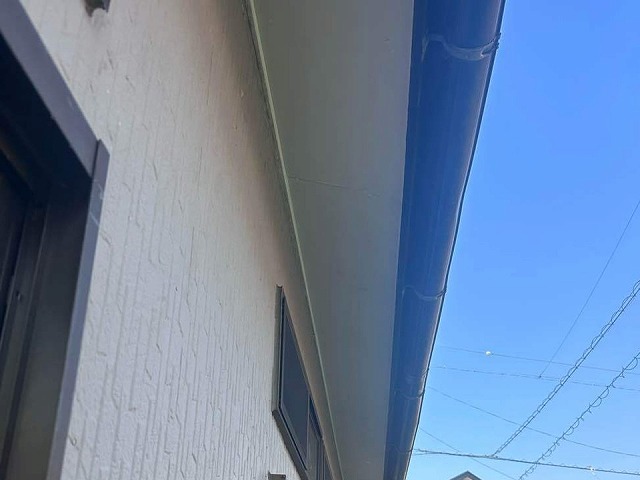 日進市にて軒天の張り替え、下屋根の雨漏りが原因でボロボロに傷みが発生