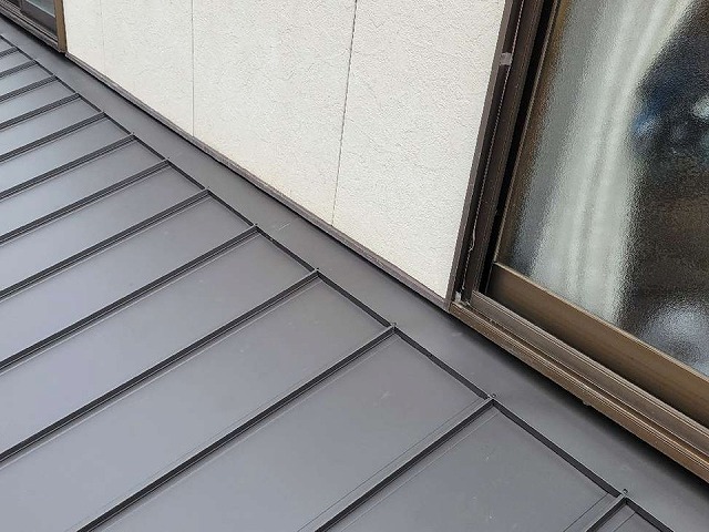 日進市で雨漏り修理のために行ってきた下屋根葺き替えと軒天張り替えの完成仕上がり