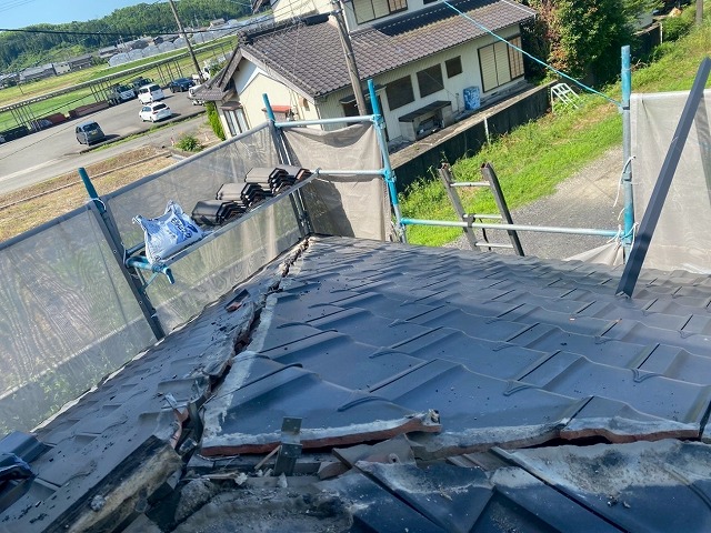 屋根棟瓦取り直し工事で土台の漆喰や垂木を撤去した状況