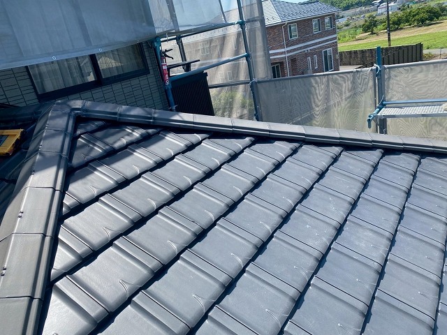 日進市で瓦修理、土台からつくり直し耐久性や防水性を向上させた棟瓦取り直しの仕上げ工程