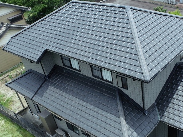 日進市で屋根ケラバ部の袖瓦取り直し、既存袖瓦の取り外しと木下地のダメージ状況