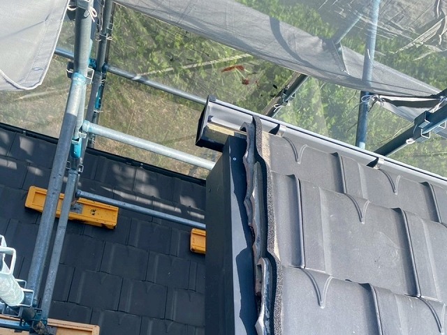 日進市でケラバ部の袖垂木に対する水切り板金カバーで袖瓦の落下や雨漏りを予防