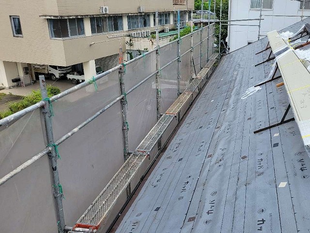 雨漏り修理のための屋根カバー工事の防水シート敷設工程
