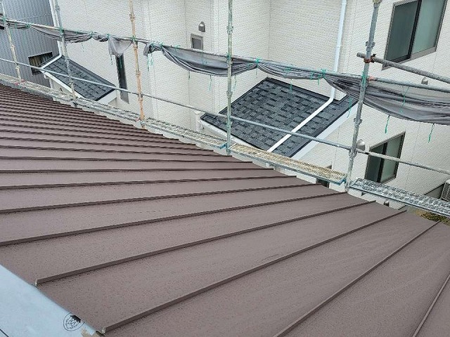 愛知郡東郷町の雨漏り修理、立平葺きによるガルバリウム鋼板屋根のカバー工事