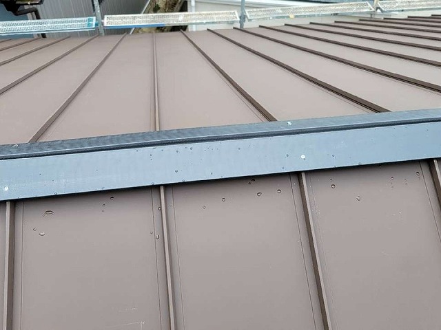 雨漏り修理のための屋根カバー工法の貫板取り付け工程