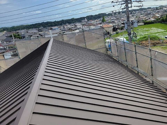 愛知郡東郷町で棟板金設置工事、雨漏りを解消するための屋根カバー工事の仕上げ