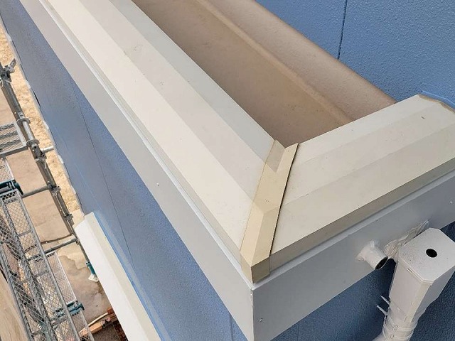 長久手市の住宅にてベランダやフラワーボックスの劣化しやすい幕板部分への塗装