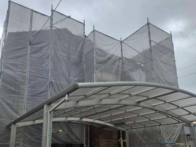 平板瓦屋根板金役物取り替え工事の足場設置工程