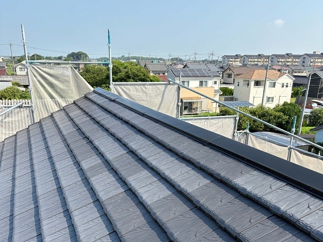 平板瓦屋根板金役物取り替え工事を行う棟板金の施工前状況
