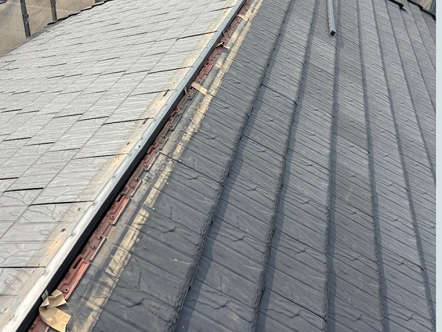 屋根板金役物取り替え工事の棟土台部への補強金具と樹脂製芯材の取り付け