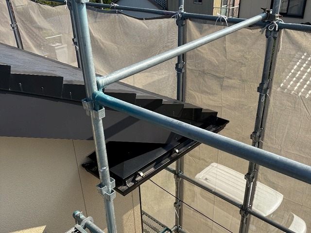 平板瓦屋根に設置されているケラバ板金の劣化状況