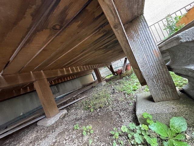日進市の戸建て住宅にてウッドデッキの腐れによる強度低下を確認した現場調査