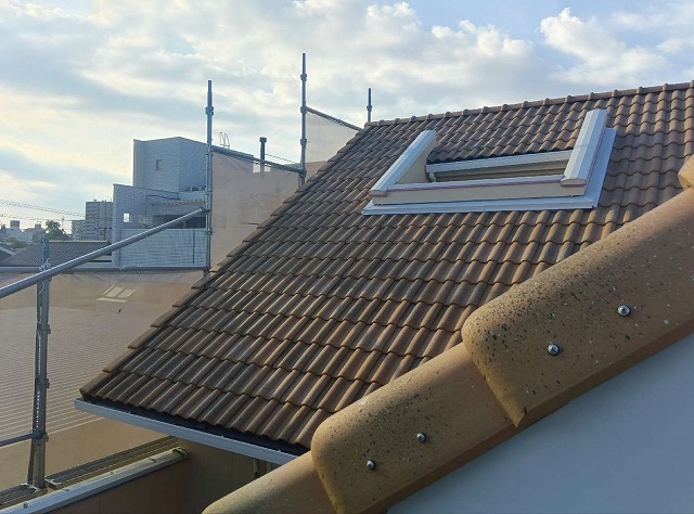 名古屋市名東区のM型瓦屋根住宅にて実施する棟瓦取り直しと谷板金塗装の施工前状況