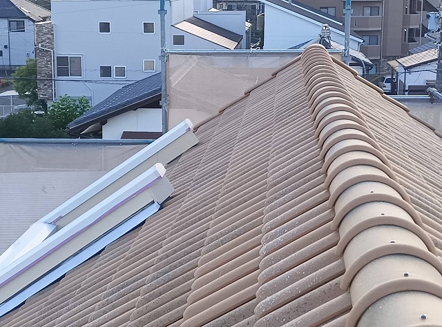 名古屋市名東区にて屋根の棟瓦取り直し、既存棟瓦の取り外しと土台部の解体状況