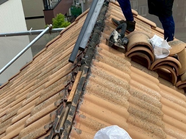 名古屋市名東区の屋根の棟取り直し、樹脂製垂木の取り付けで耐久性を向上