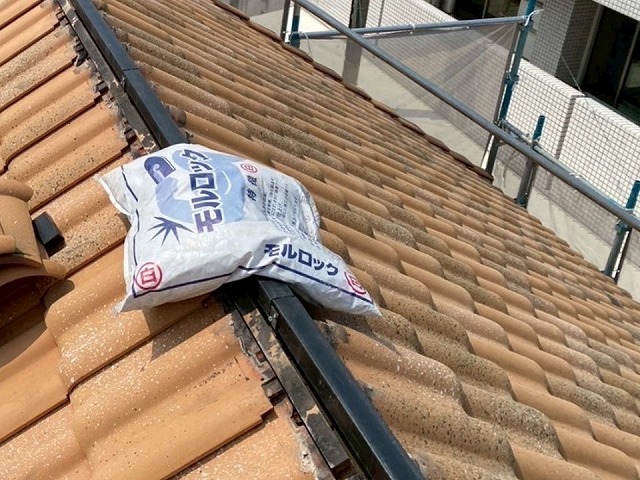 名古屋市名東区にて高機能漆喰材「モルロック」を用いた屋根の棟土台部再構築