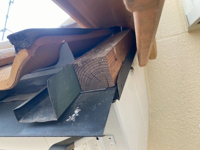 袖瓦取り直し工事の既存袖瓦の取り外し
