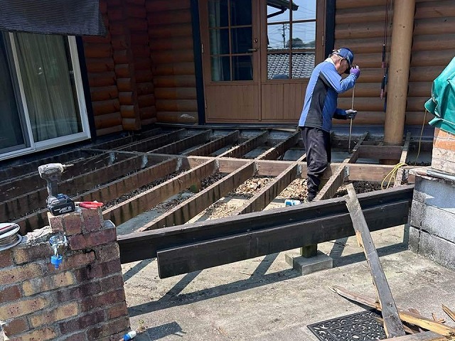 ウッドデッキ取り替え工事の既存ウッドデッキを解体している様子