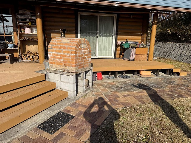 天然木のウッドデッキと人工木材ウッドデッキ「樹ら楽ステージ」との取り替え工事が完了