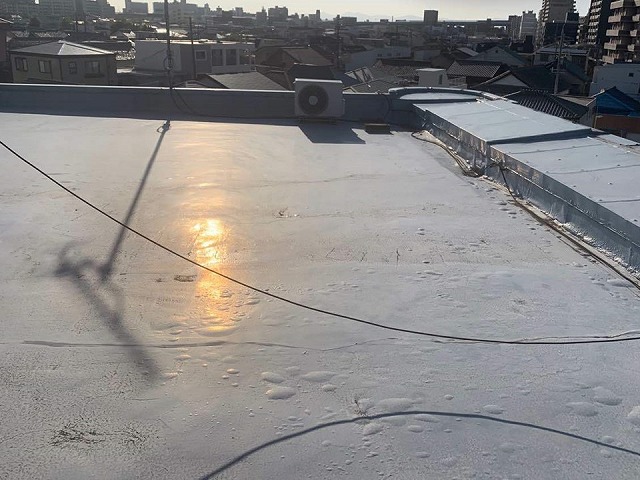 雨漏りしていた会社建物の屋上防水を調査