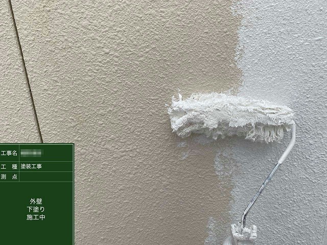 外壁塗装工事の下塗り工程