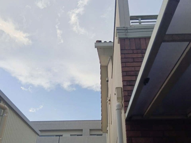 名古屋市名東区の住宅で雨風、湿気の影響による傷みが生じやすい軒天への塗装工程