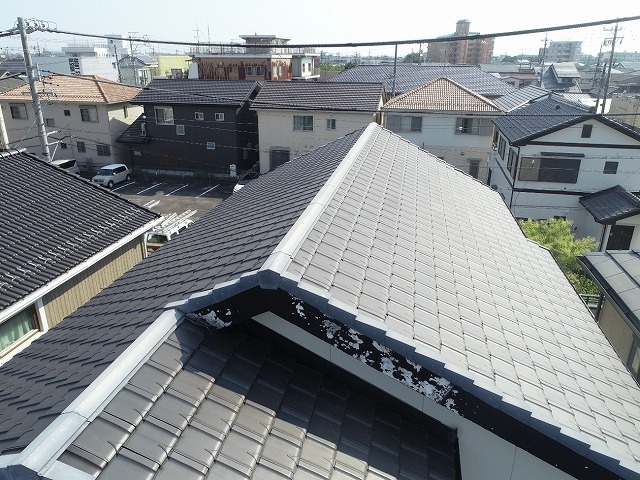 一宮市の住宅屋根へのドローン点検、陶器瓦の棟やケラバの板金役物に経年劣化を確認