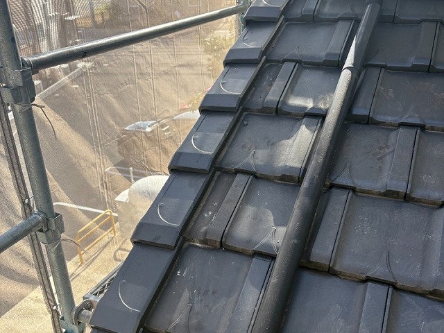 一宮市にて経年劣化で激しく色あせたケラバ板金を陶器瓦と同質の袖瓦との取り替え改修