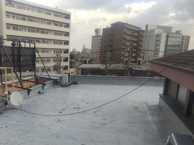 名古屋市天白区で屋上防水メンテナンス、高圧洗浄とケレンや補修など下地処理の様子