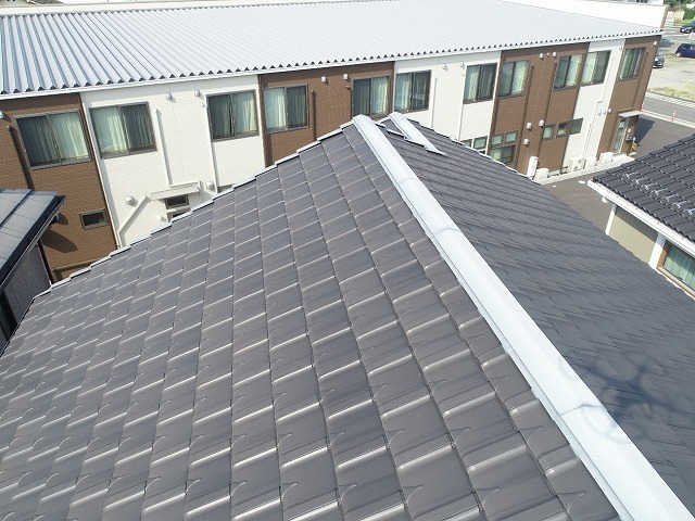 一宮市で屋根棟部改修工事、補強金具と樹脂垂木の取り付けで耐震性を向上