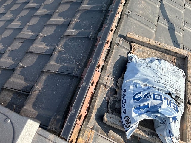 一宮市で屋根棟役物取り替え改修、モルロックを用いた強固な棟土台づくり